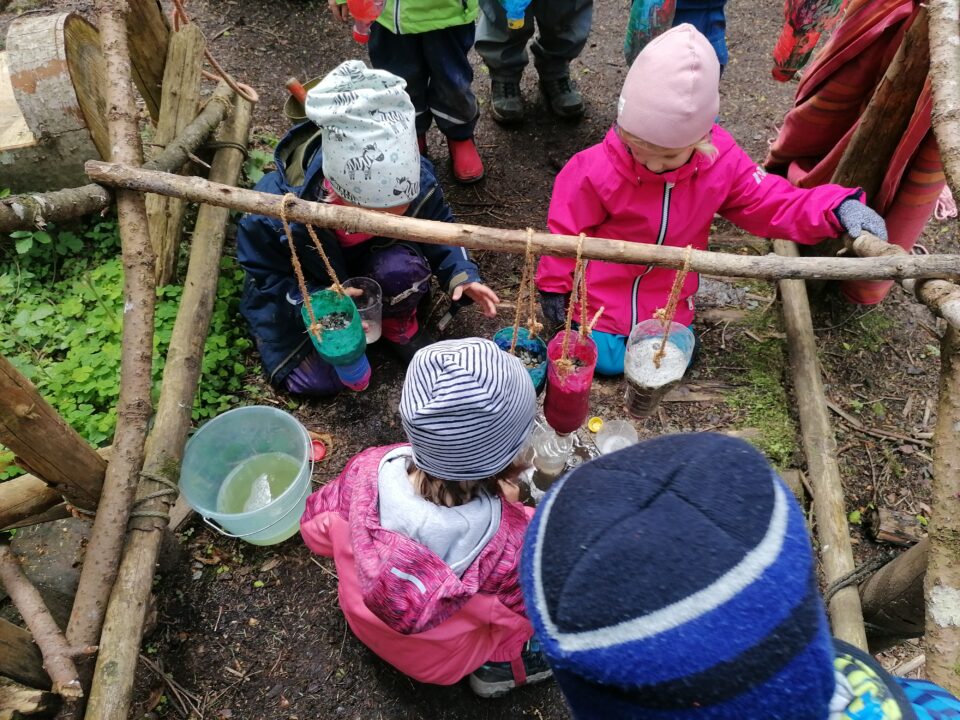 Experimentieren in der Waldspielgruppe Neudorf